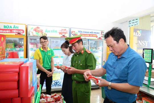 Yên Hòa kiểm tra an toàn thực phẩm dịp Tết Trung thu 2026 