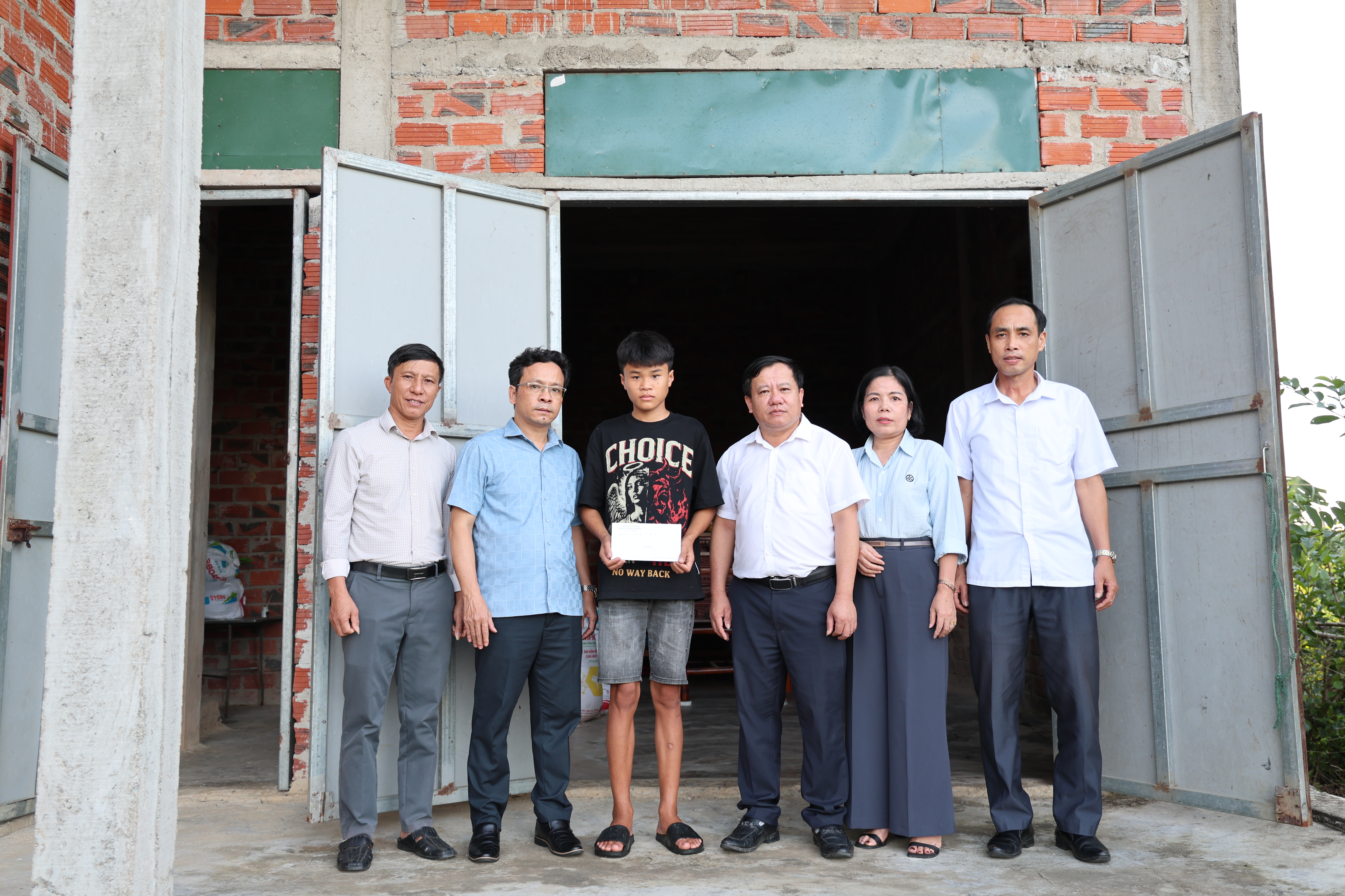 Đảng bộ các cơ quan Đảng, Đảng bộ UBND xã Yên Hòa cùng đồng hành, đỡ đầu học sinh có hoàn cảnh khó khăn