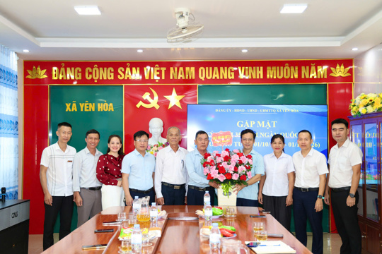 Lãnh đạo xã Yên Hòa gặp mặt và chúc mừng Hội Người cao tuổi xã nhân ngày Quốc tế Người cao tuổi 