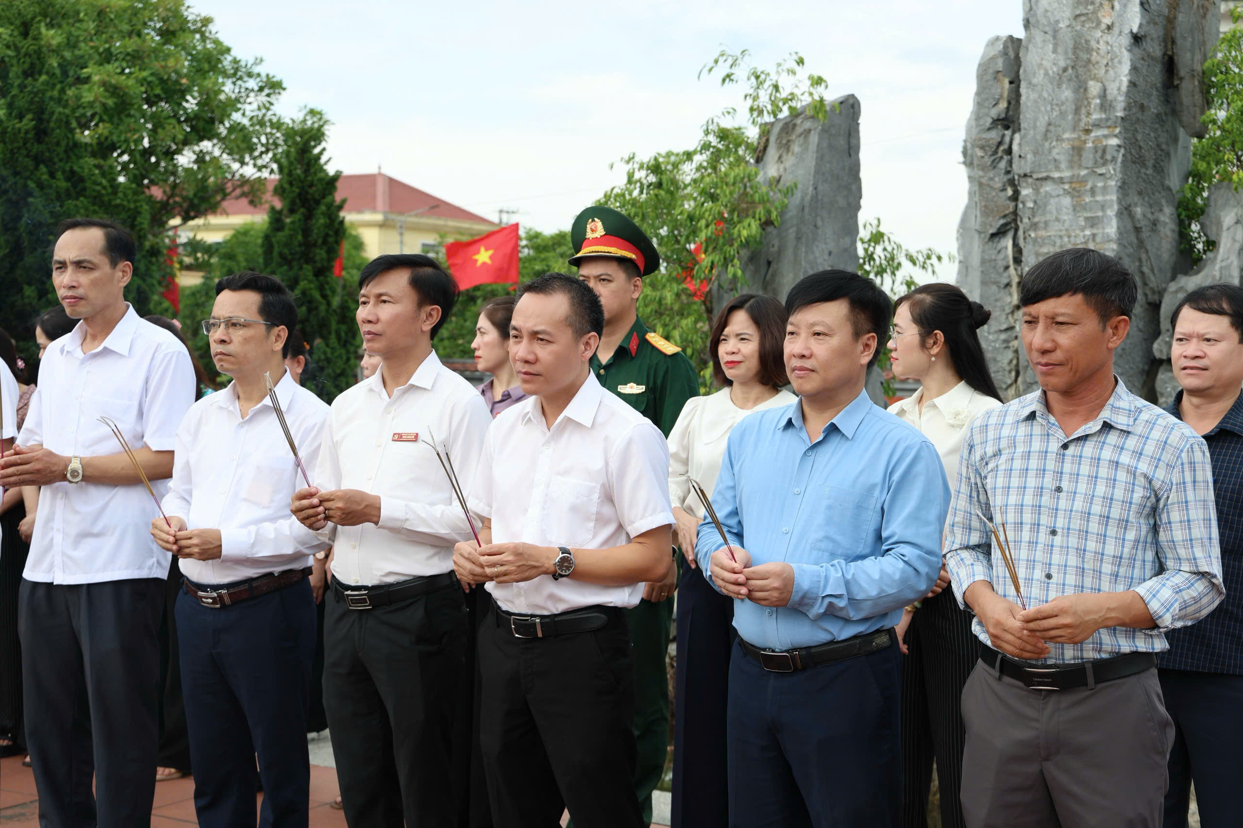 Video: Xã Yên Hòa dâng hương tại các đài tưởng niệm trên địa bàn xã