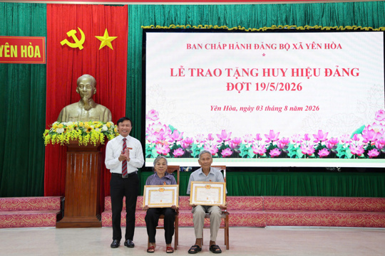 Xã Yên Hòa tổ chức lễ chào cờ đầu tháng và trao Huy hiệu Đảng đợt 19/5/2026