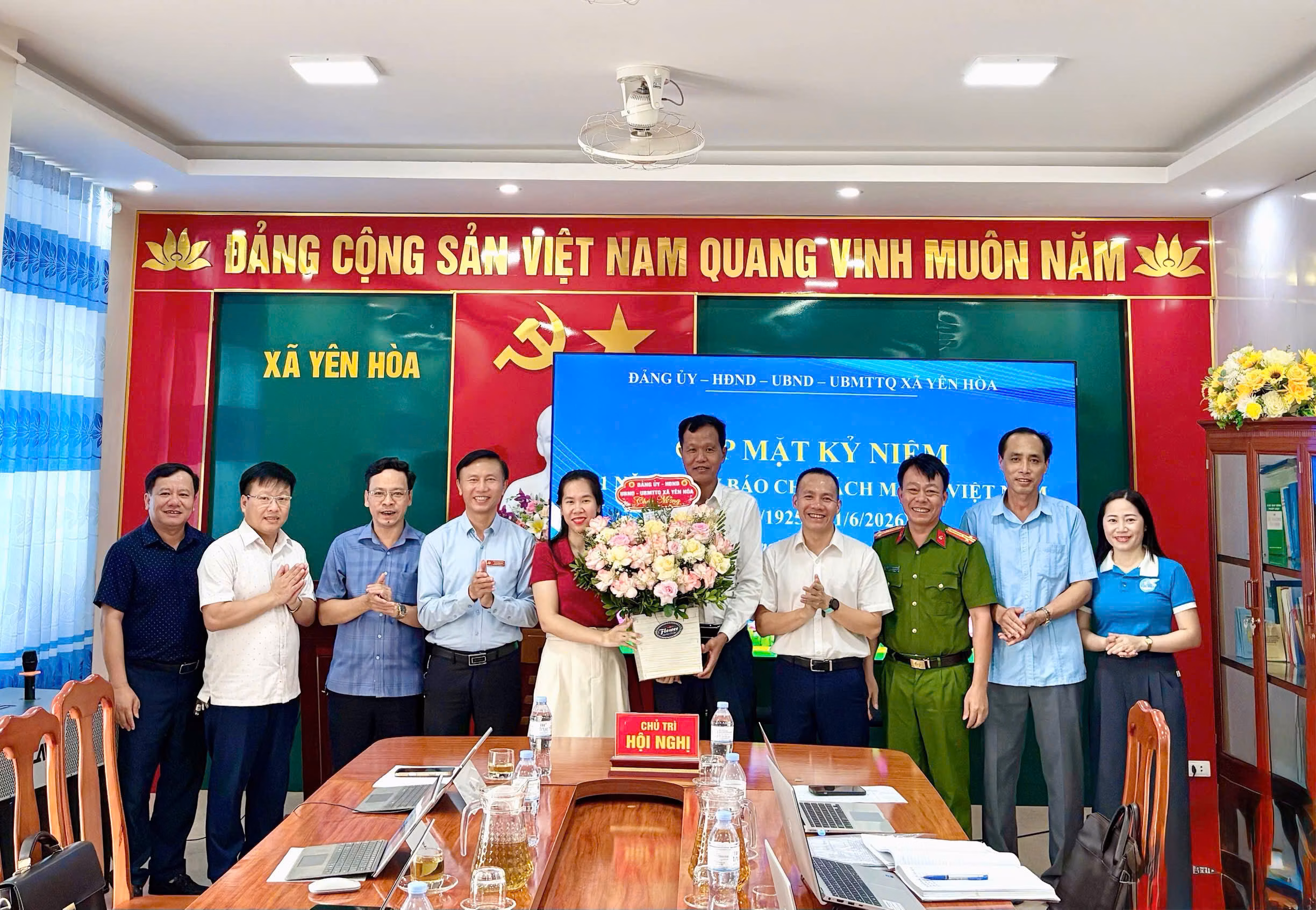 Lãnh đạo xã Yên Hòa chúc mừng và tặng hoa nhân kỷ niệm 101 năm ngày Báo chí Cách mạng Việt Nam (21/6/1925 - 21/6/2026)