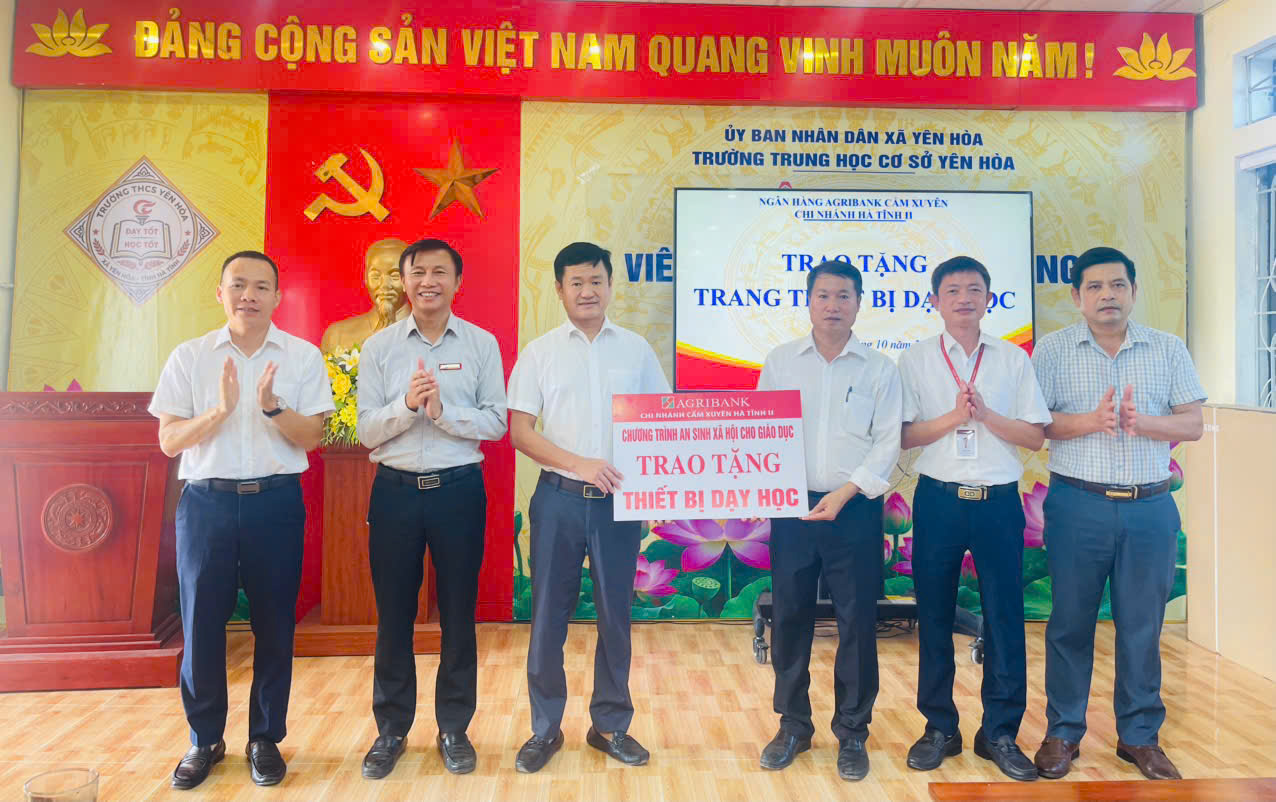 Ngân hàng Agribank Cẩm Xuyên trao tặng trang thiết bị dạy học cho trường THCS Yên Hòa