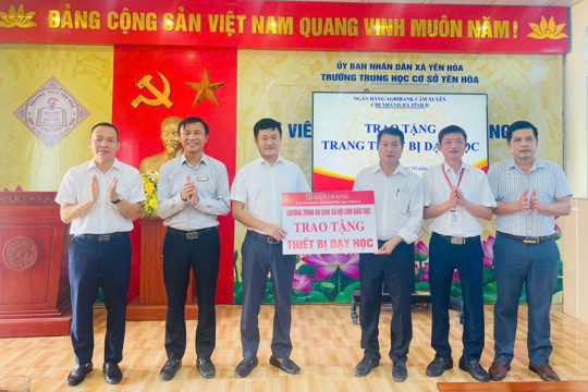 Ngân hàng Agribank Cẩm Xuyên trao tặng trang thiết bị dạy học cho trường THCS Yên Hòa  