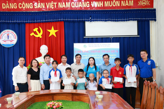 Hội LHPN xã Yên Hòa trao 20 suất quà trung thu cho học sinh có hoàn cảnh khó khăn 