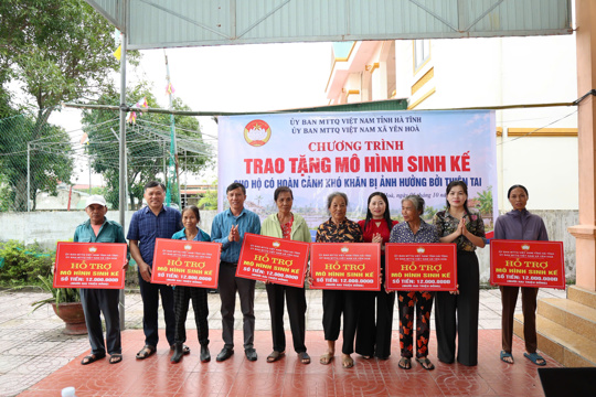 Yên Hòa trao tặng mô hình sinh kế, hỗ trợ hộ khó khăn bị ảnh hưởng bởi thiên tai 
