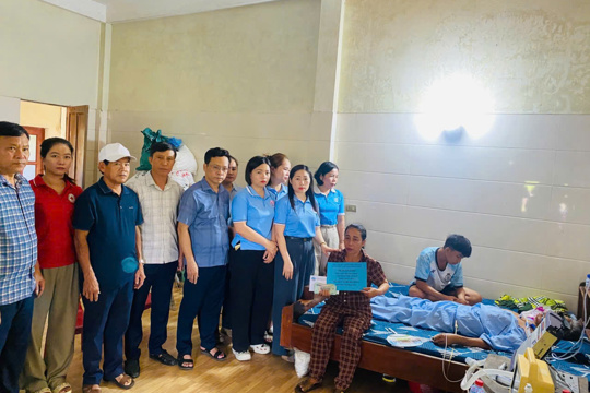 Yên Hoà: Trao 65 triệu đồng chung tay san sẻ với gia đình mang nhiều nỗi đau bệnh tật  