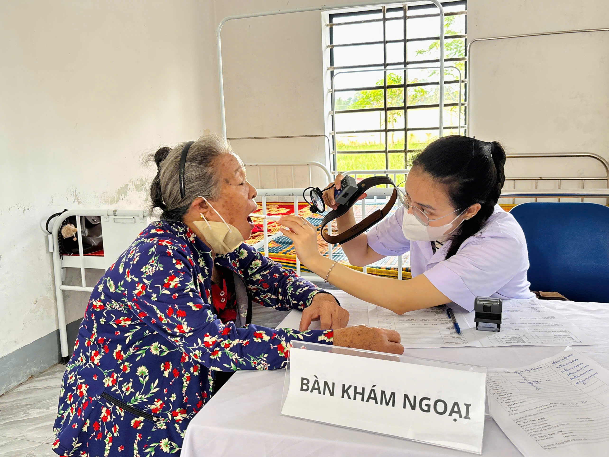 Xã Yên Hòa tổ chức khám bệnh, chăm sóc sức khỏe cho người cao tuổi và các đối tượng có hoàn cảnh khó khăn