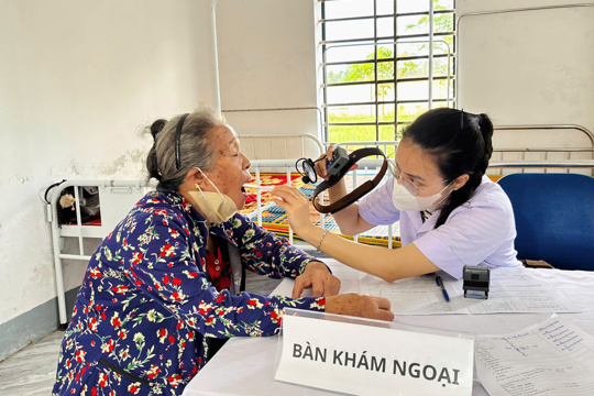 Xã Yên Hòa tổ chức khám bệnh, chăm sóc sức khỏe cho người cao tuổi và các đối tượng có hoàn cảnh khó khăn 