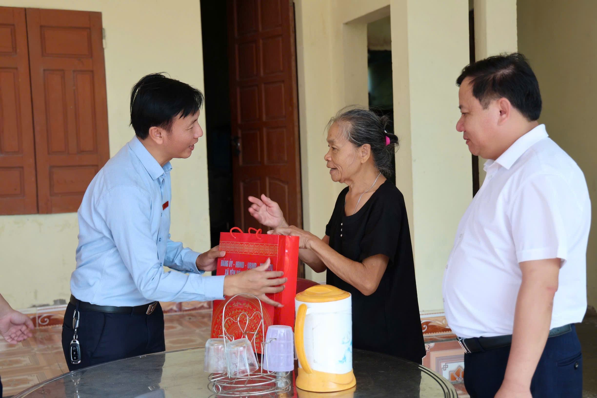Tin truyền hình: Lãnh đạo xã Yên Hòa thăm và tặng quà gia đình chính sách, người có công với cách mạng nhân ngày 27/7