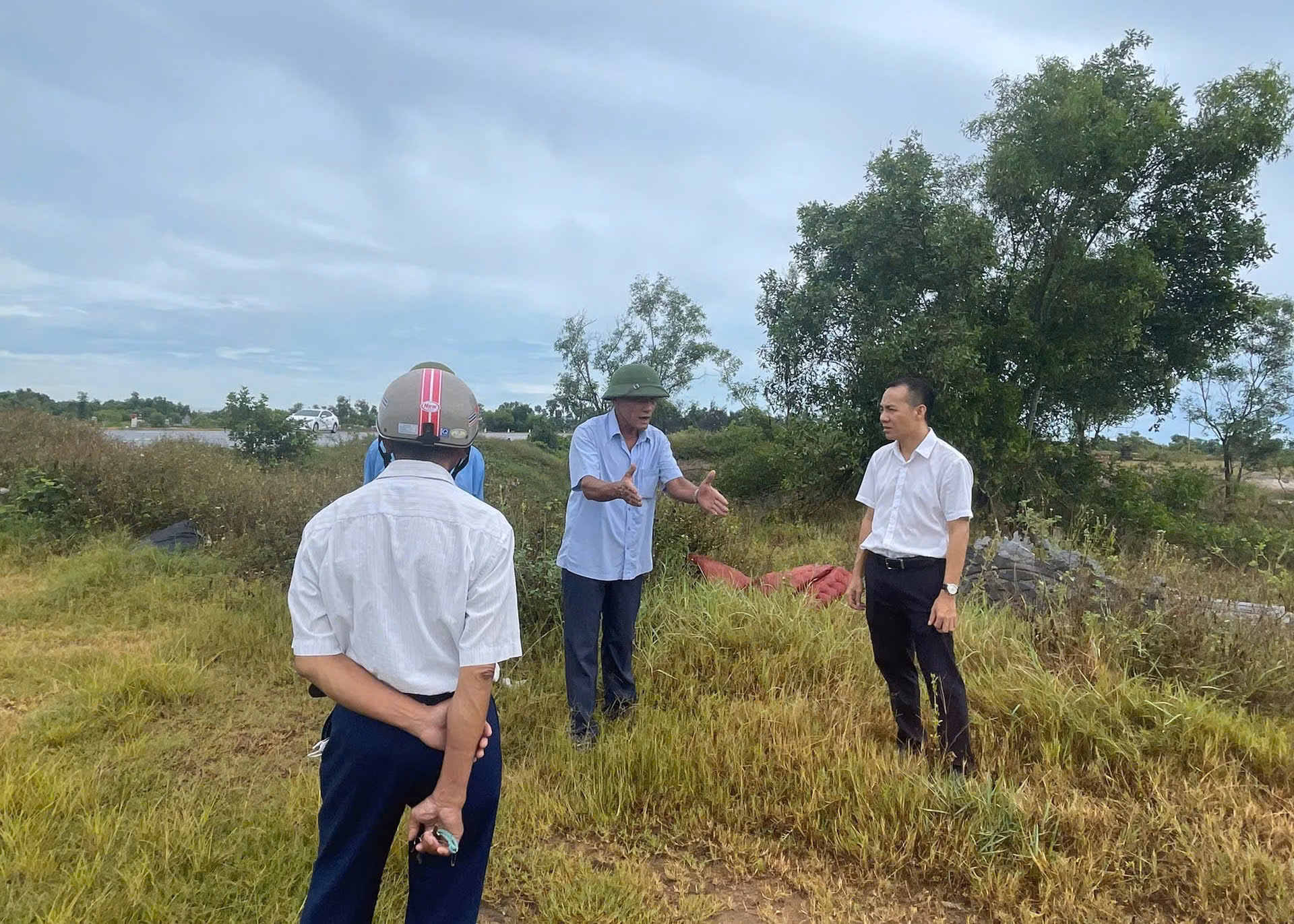 Yên Hòa: Chủ tịch UBND xã trực tiếp kiểm tra thực địa khu đất liên quan đến đơn thư của công dân