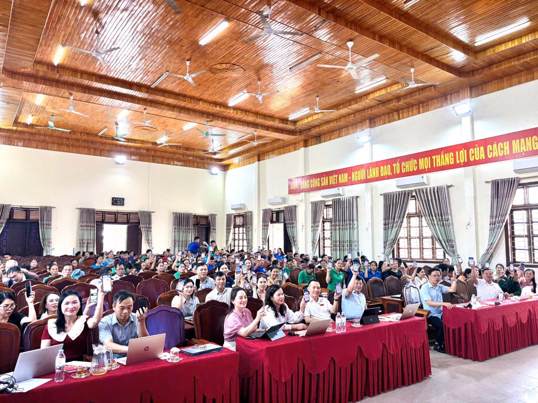 Yên Hòa đẩy mạnh tuyên truyền, hướng dẫn cài đặt ứng dụng i-hatinh cho cán bộ và nhân dân địa phương