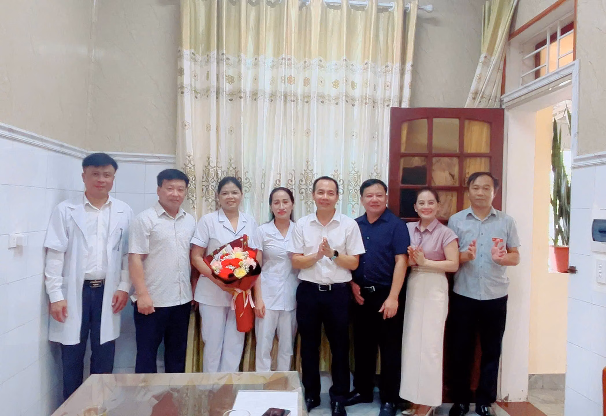 Xã Yên Hoà khen thưởng kịp thời đội ngũ y tế tận tâm cứu mẹ con sản phụ trong đêm  