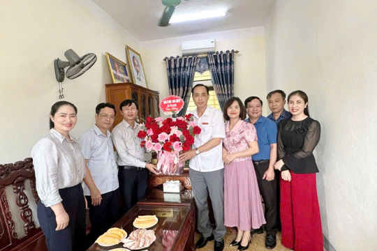 Xã Yên Hòa gặp mặt và tặng hoa chúc mừng ngày truyền thống Ngành Tuyên giáo của Đảng