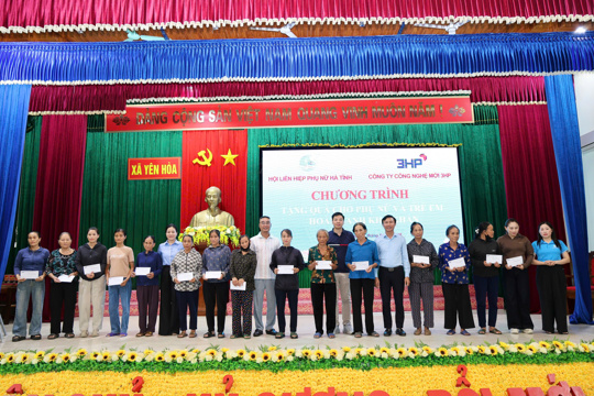 Xã Yên Hòa: Trao quà cho hội viên phụ nữ, trẻ em có hoàn cảnh khó khăn và hỗ trợ sửa chữa nhà ở cho hội viên phụ nữ