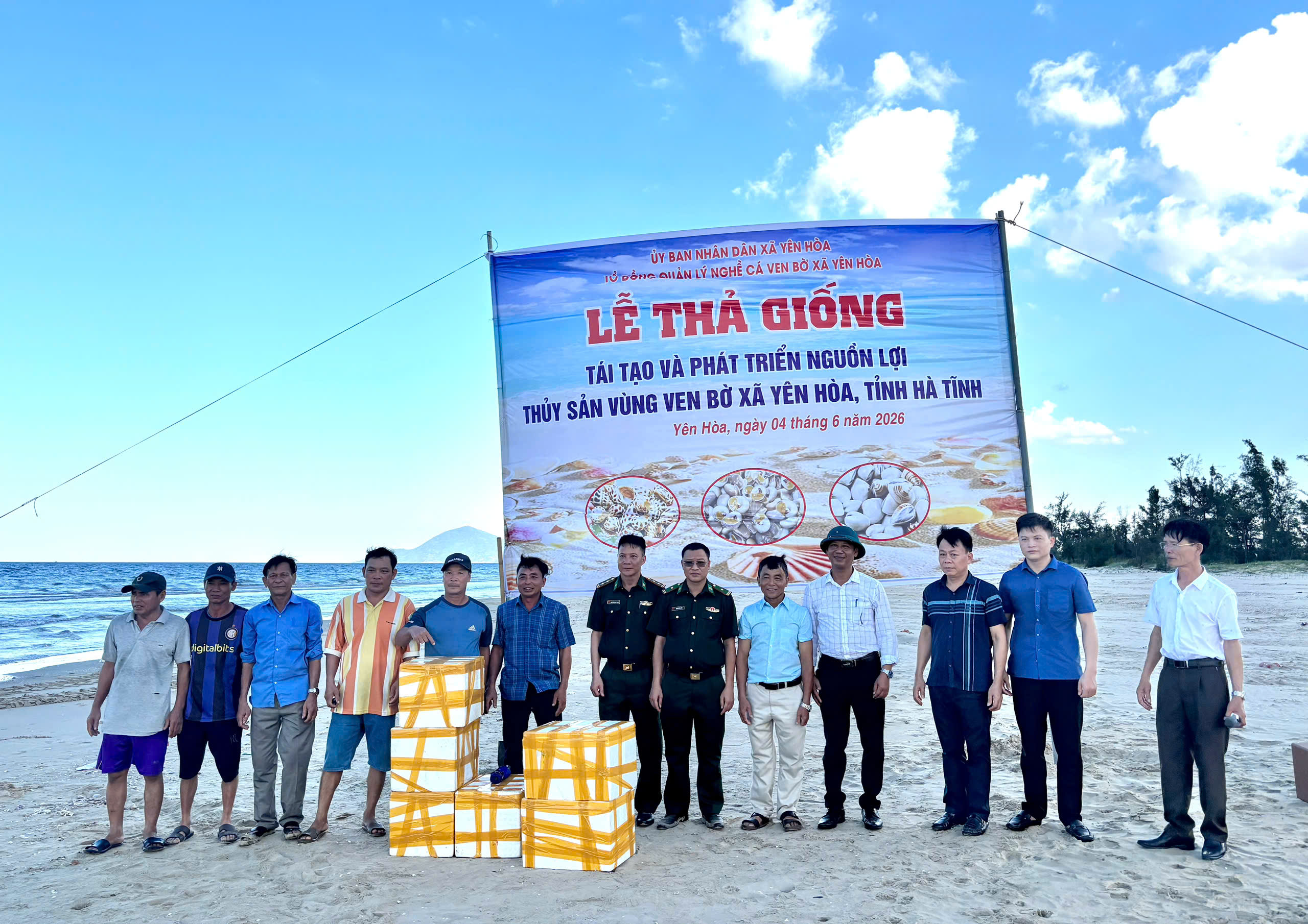 Xã Yên Hòa thả hơn 2 tấn ngao tím giống tái tạo nguồn thủy sản