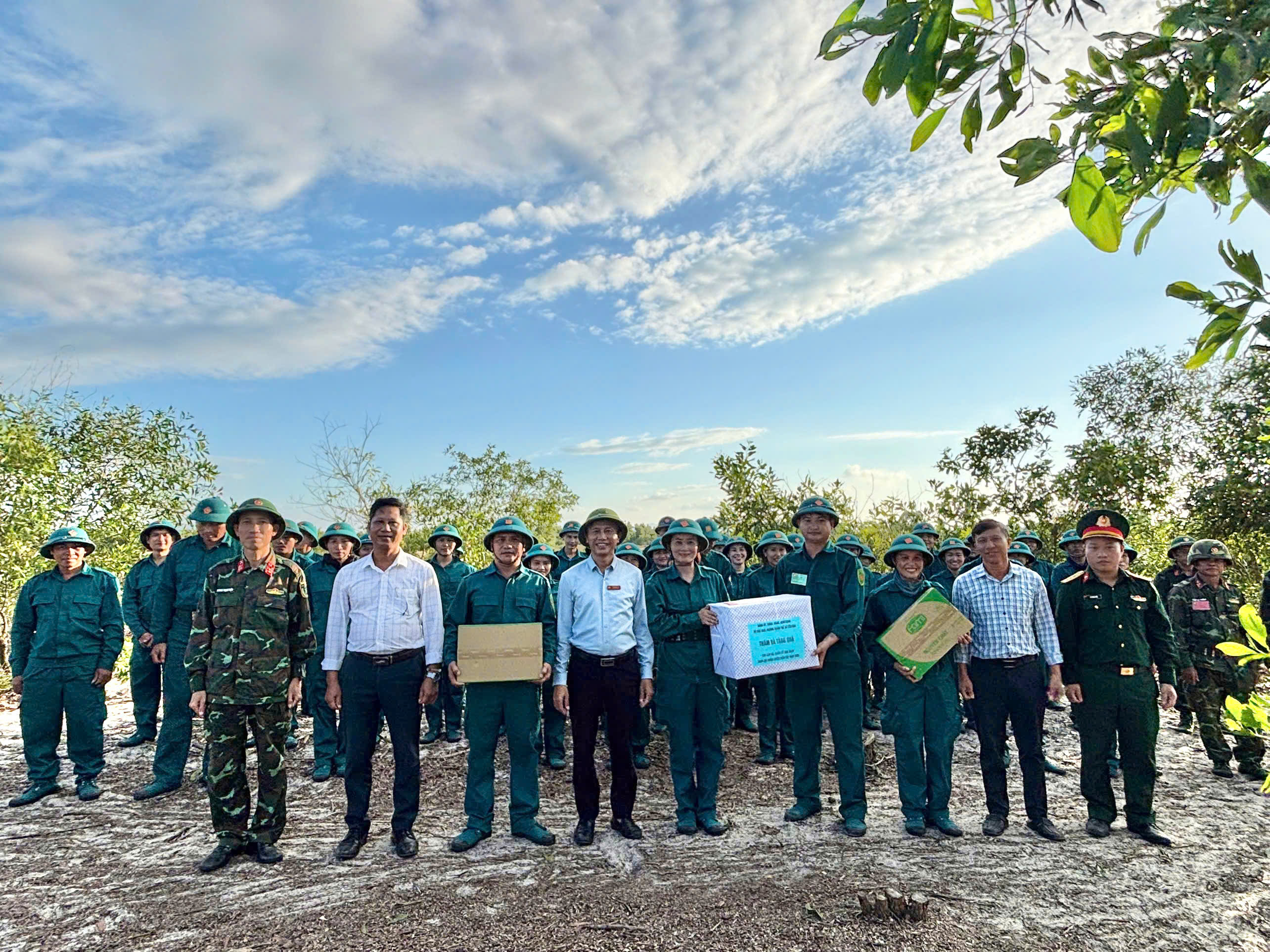 Lãnh đạo xã Yên Hòa thăm, động viên lực lượng dân quân tham gia diễn tập Khu vực phòng thủ tỉnh năm 2026