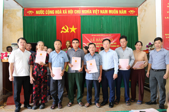 Yên Hòa bàn giao giấy chứng nhận quyền sử dụng đất sau tập trung, tích tụ ruộng đất