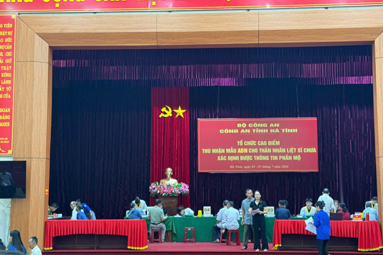 Thân nhân liệt sĩ xã Yên Hòa tham gia thu nhận mẫu AND phục vụ xác định danh tính liệt sĩ
