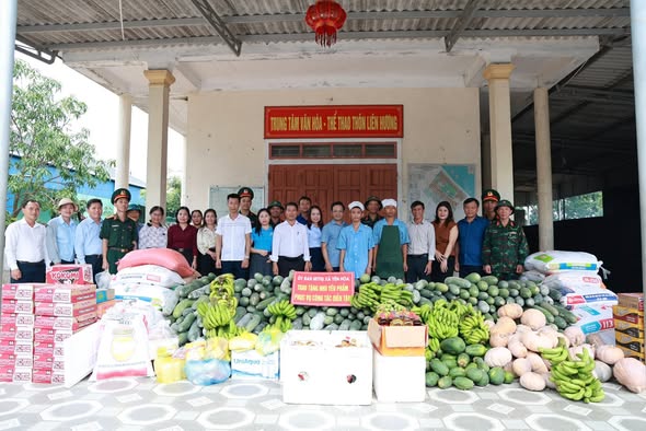 Tin truyền hình: Xã Yên Hòa trao gần 6 tấn nhu yếu phẩm đến các nhiến sỹ đang thực hiện nhiệm vụ diễn tập khu vực phòng thủ tỉnh