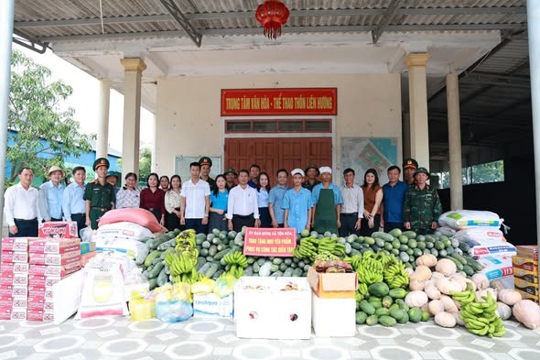 Tin truyền hình: Xã Yên Hòa trao gần 6 tấn nhu yếu phẩm đến các nhiến sỹ đang thực hiện nhiệm vụ diễn tập khu vực phòng thủ tỉnh