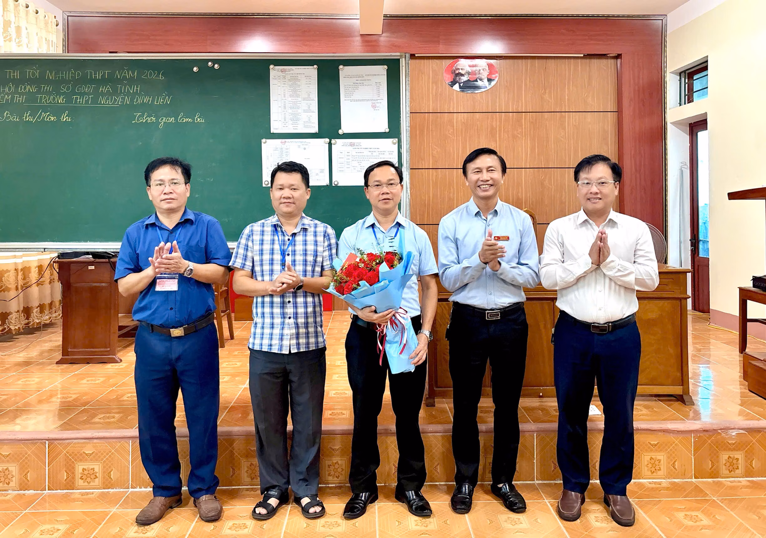 Yên Hòa: Lãnh đạo xã tặng hoa và chúc mừng Hội đồng coi thi Kỳ thi tốt nghiệp THPT năm 2026 tại Điểm thi Trường THPT Nguyễn Đình Liễn