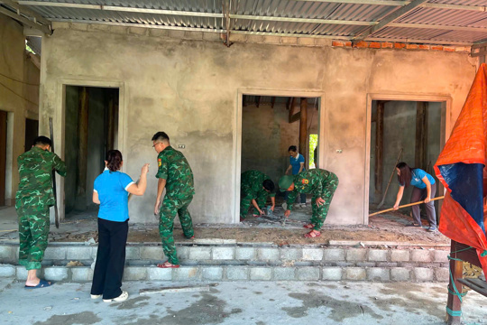 Yên Hoà: Hội LHPN  phối hợp Đồn Biên phòng Thiên Cầm hỗ trợ sửa chữa nhà ở cho Hội viên phụ nữ