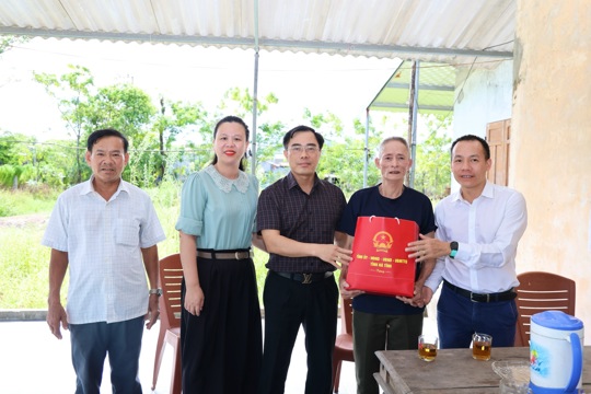 Đoàn công tác tỉnh Hà Tĩnh thăm và tặng quà người có công xã Yên Hoà