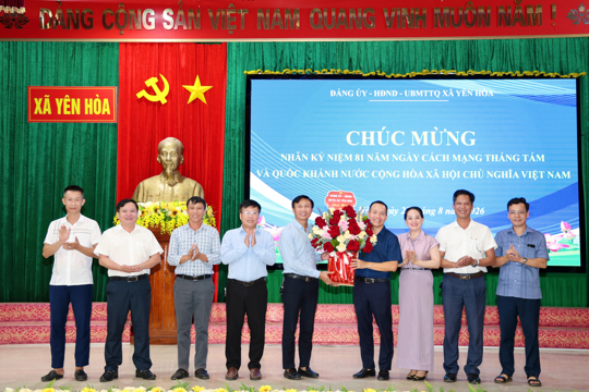Đảng uỷ, HĐND, Ủy ban MTTQ xã gặp mặt, chúc mừng UBND xã nhân dịp Quốc khánh 2/9 