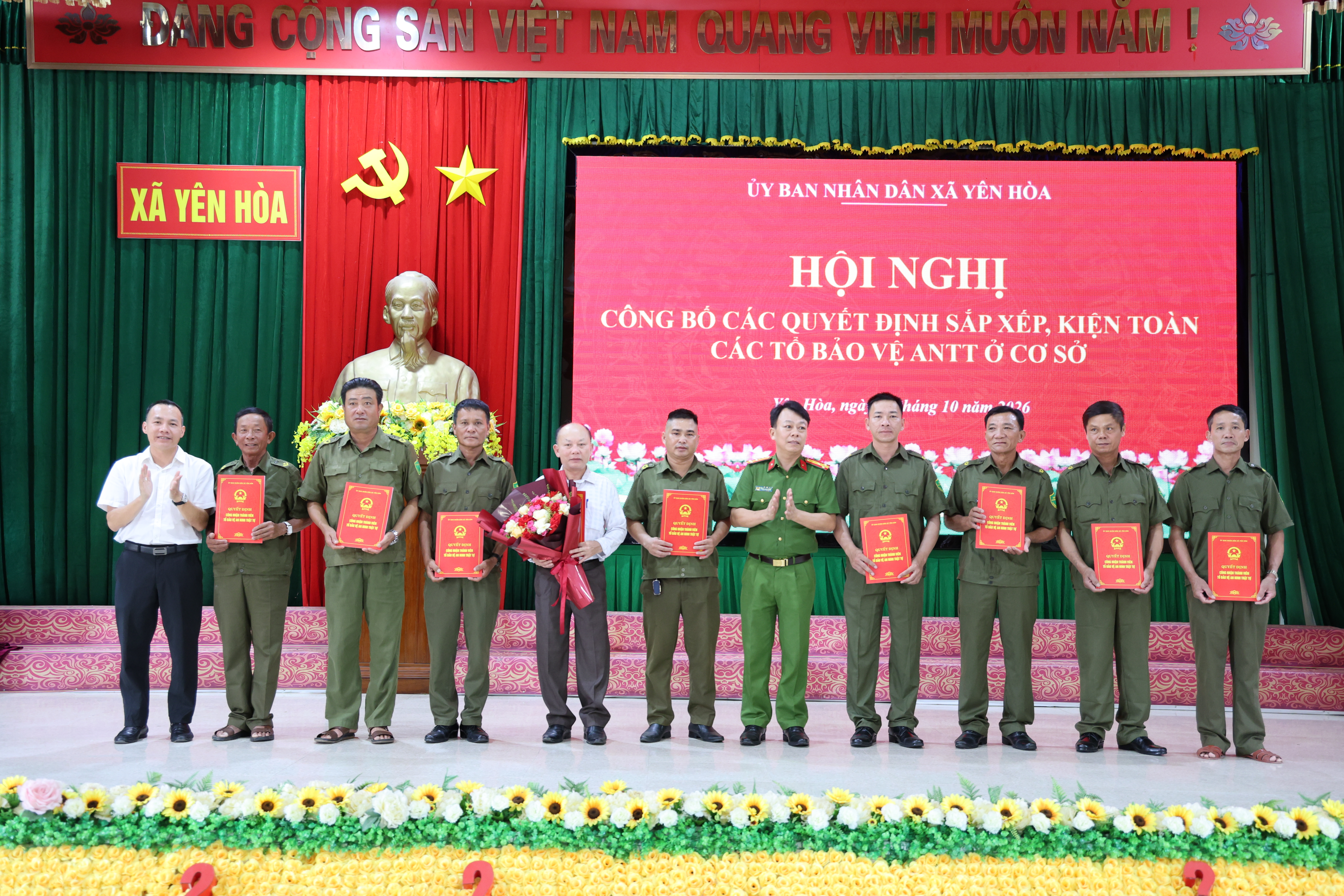 Xã Yên Hòa công bố các quyết định sắp xếp, kiện toàn tổ bảo vệ an ninh, trật tự ở cơ sở