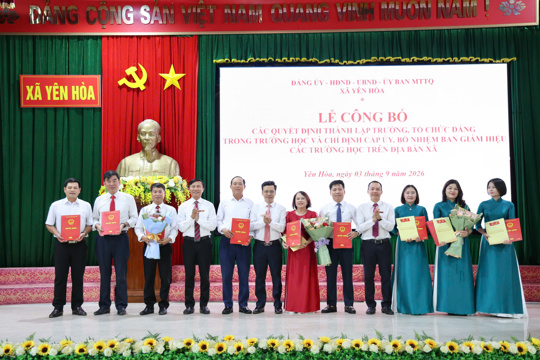 Xã Yên Hòa chào cờ đầu tháng 9 và công bố các Quyết định thành lập trường học, tổ chức Đảng trong trường học và bổ nhiệm cán bộ quản lý 
