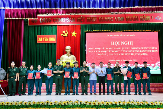 Tin truyền hình: Yên Hòa công bố quyết định thành lập tiểu đội dân quân thường trực và trao quyết định tuyển chọn công dân thực hiện nghĩa vụ dân quân thường trực năm 2026