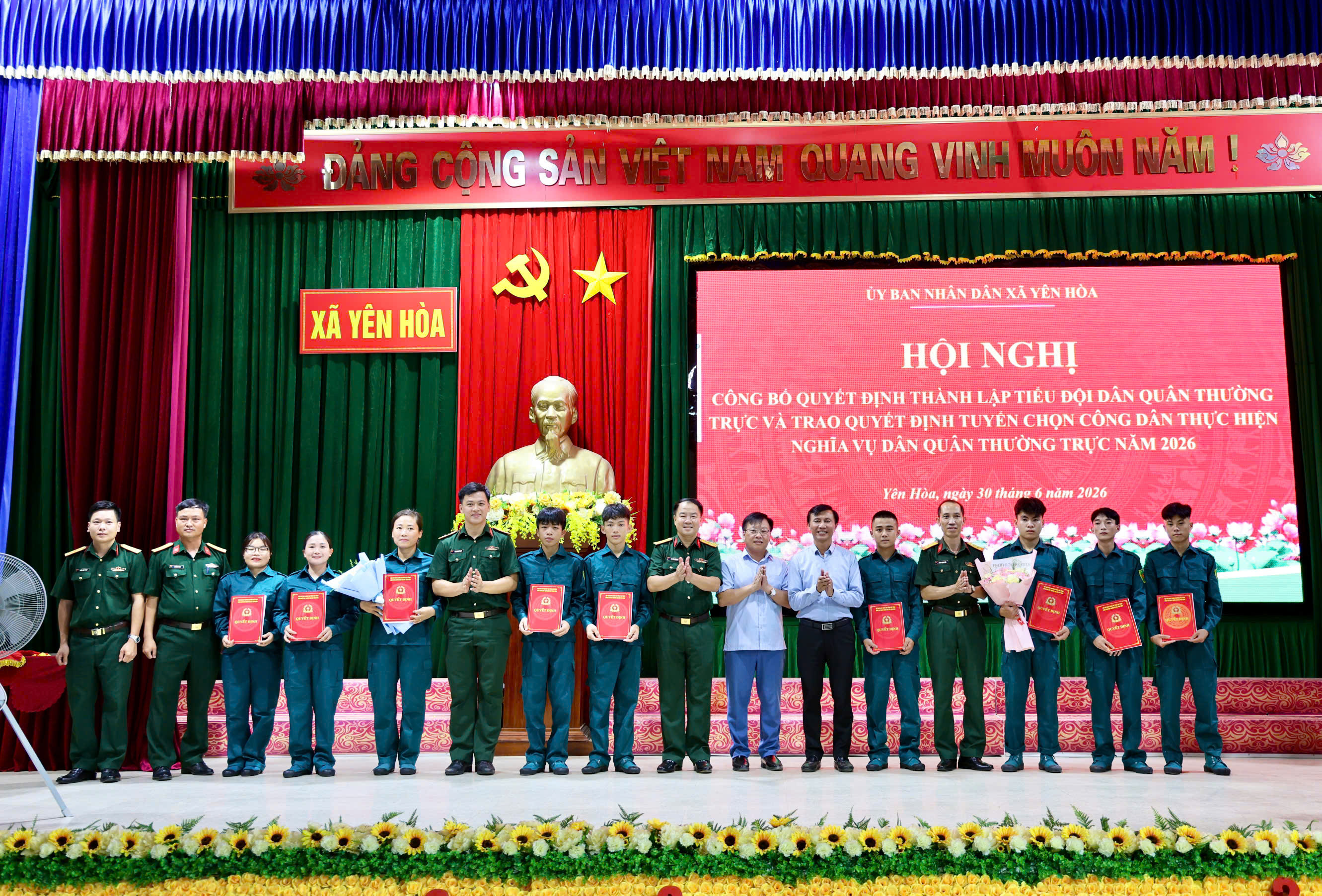 Tin truyền hình: Yên Hòa công bố quyết định thành lập tiểu đội dân quân thường trực và trao quyết định tuyển chọn công dân thực hiện nghĩa vụ dân quân thường trực năm 2026