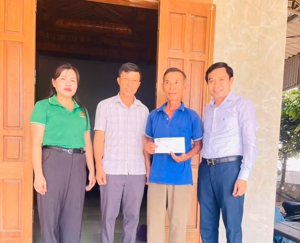 Hội Nông dân tỉnh Hà Tĩnh và MTTQ xã Yên Hoà kịp thời trao quà động viên người dân dũng cảm cứu 2 bé bị đuối nước tại xã Yên Hoà