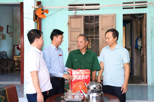 Yên Hòa: Đoàn công tác số 1 thăm, tặng quà người có công nhân dịp 27/7