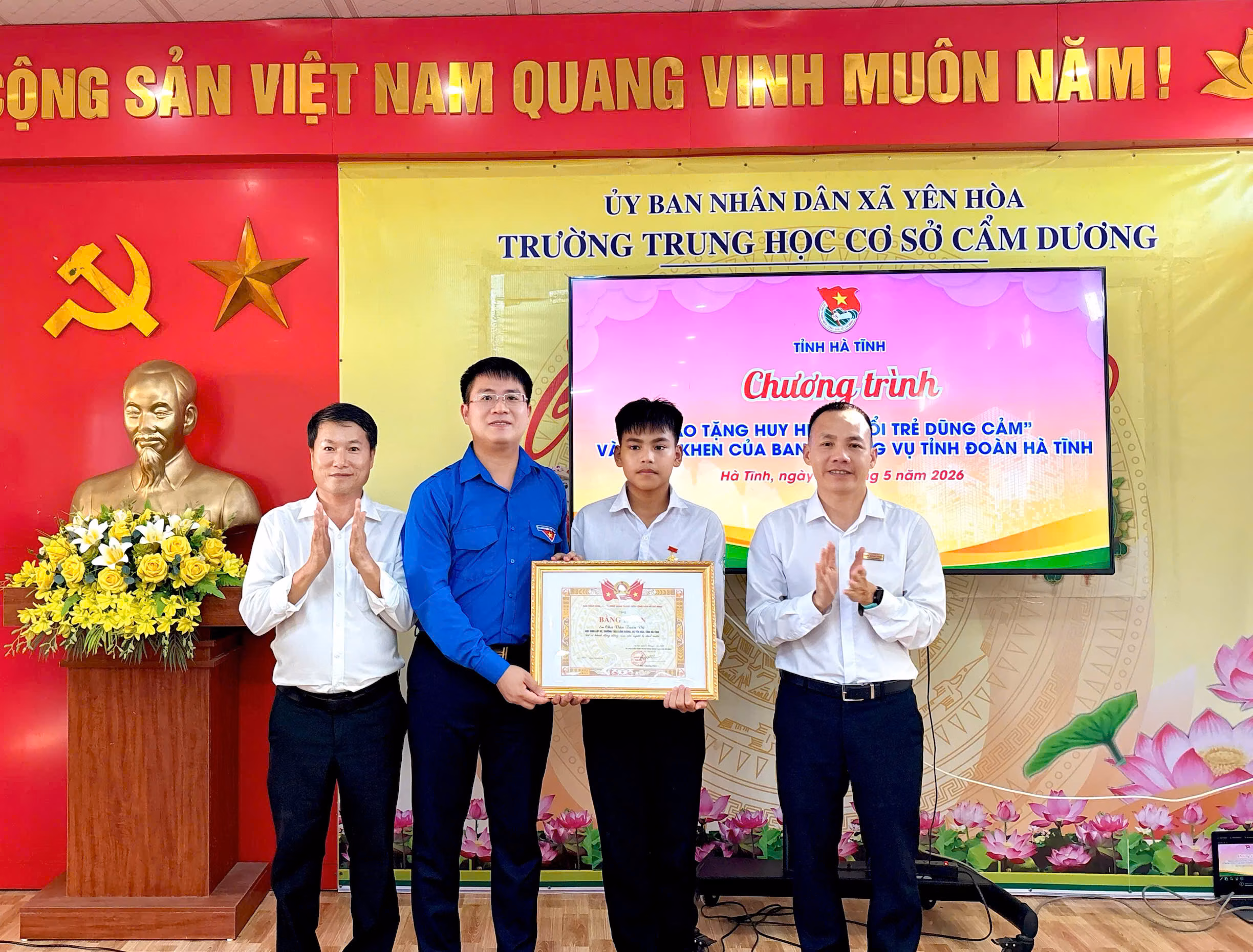 Trung ương Đoàn trao tặng Bằng khen và huy hiệu “Tuổi trẻ dũng cảm” cho học sinh xã Yên Hoà có hành động dũng cảm cứu người