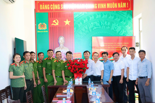 Lãnh đạo xã Yên Hòa tặng hoa chúc mừng Công an xã nhân kỷ niệm 81 năm Ngày truyền thống Công an Nhân dân