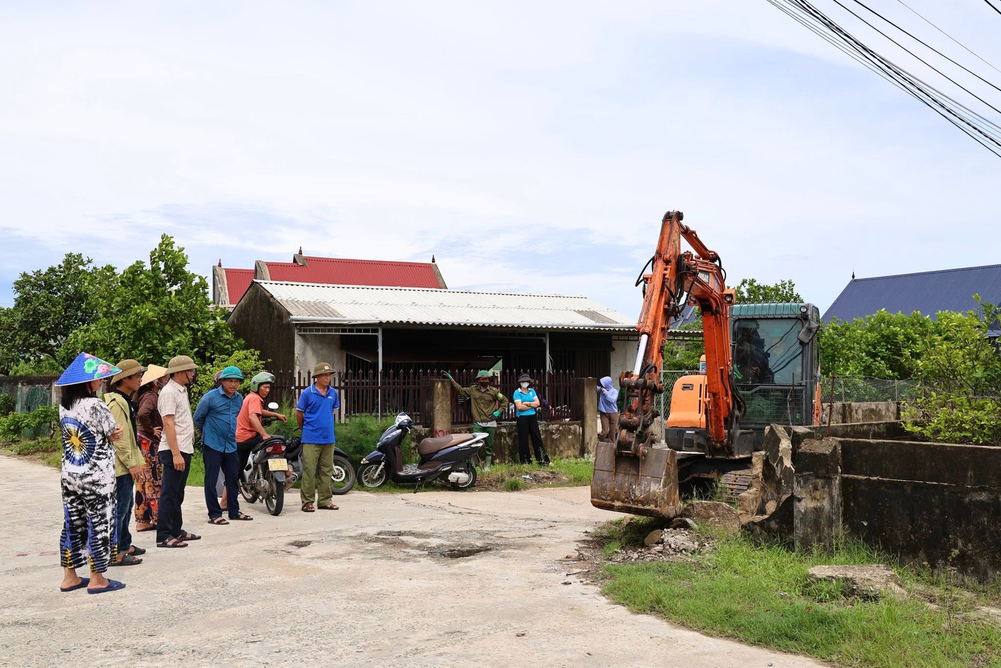 Phóng sự: Nhân dân thôn Mỹ Hòa, xã Yên Hòa đồng thuận hiến đất, tài sản mở rộng tuyến đường liên thôn