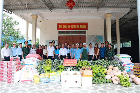 Yên Hòa: Trao gần 6 tấn nhu yếu phẩm đến các chiến sĩ đang thực hiện nhiệm vụ chuẩn bị diễn tập khu vực phòng thủ tỉnh Hà Tĩnh