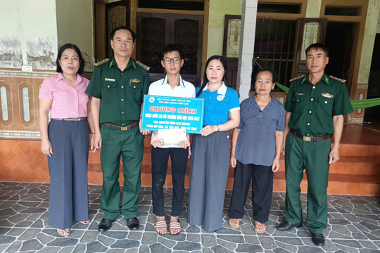 Đồn Biên phòng Thiên Cầm đỡ đầu học sinh theo chương trình “Nâng bước em đến trường” và trao quà Trung thu năm 2026