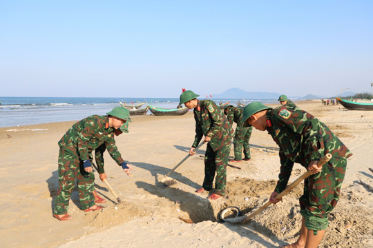 Xã Yên Hoà huy động lực lượng thu gom vỏ ngao tím trôi dạt vào bờ biển
