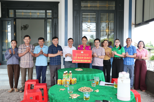 Tin truyền hình: Yên Hòa bàn giao nhà ở cho gia đình chính sách có hoàn cảnh khó khăn 