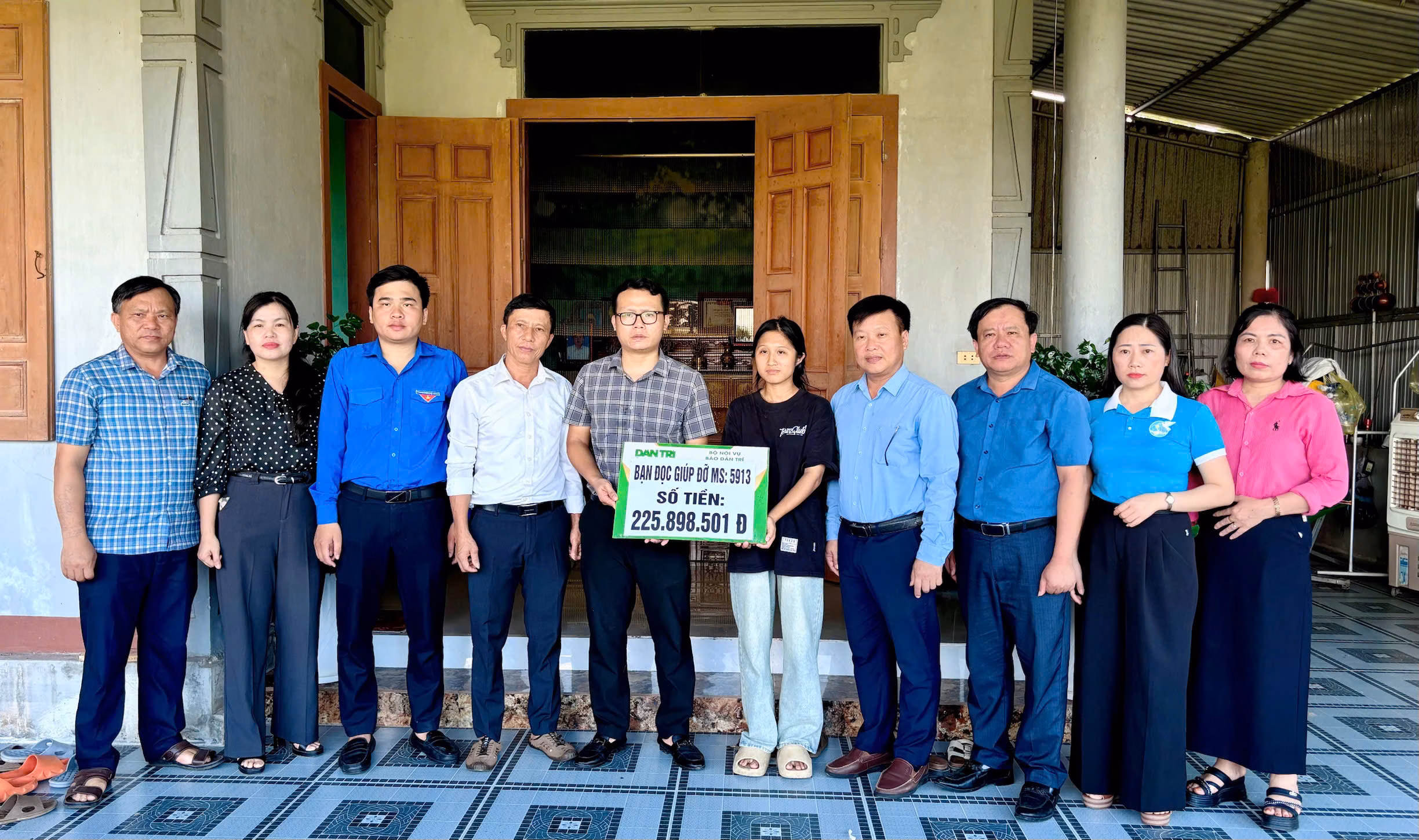 Báo Dân trí trao gần 226 triệu đồng hỗ trợ hai chị em mồ côi ở xã Yên Hòa