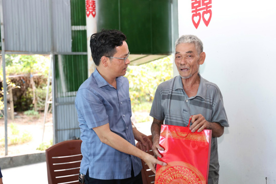 Lãnh đạo xã Yên Hoà tri ân người có công cách mạng, gia đình chính sách nhân dịp 27/7