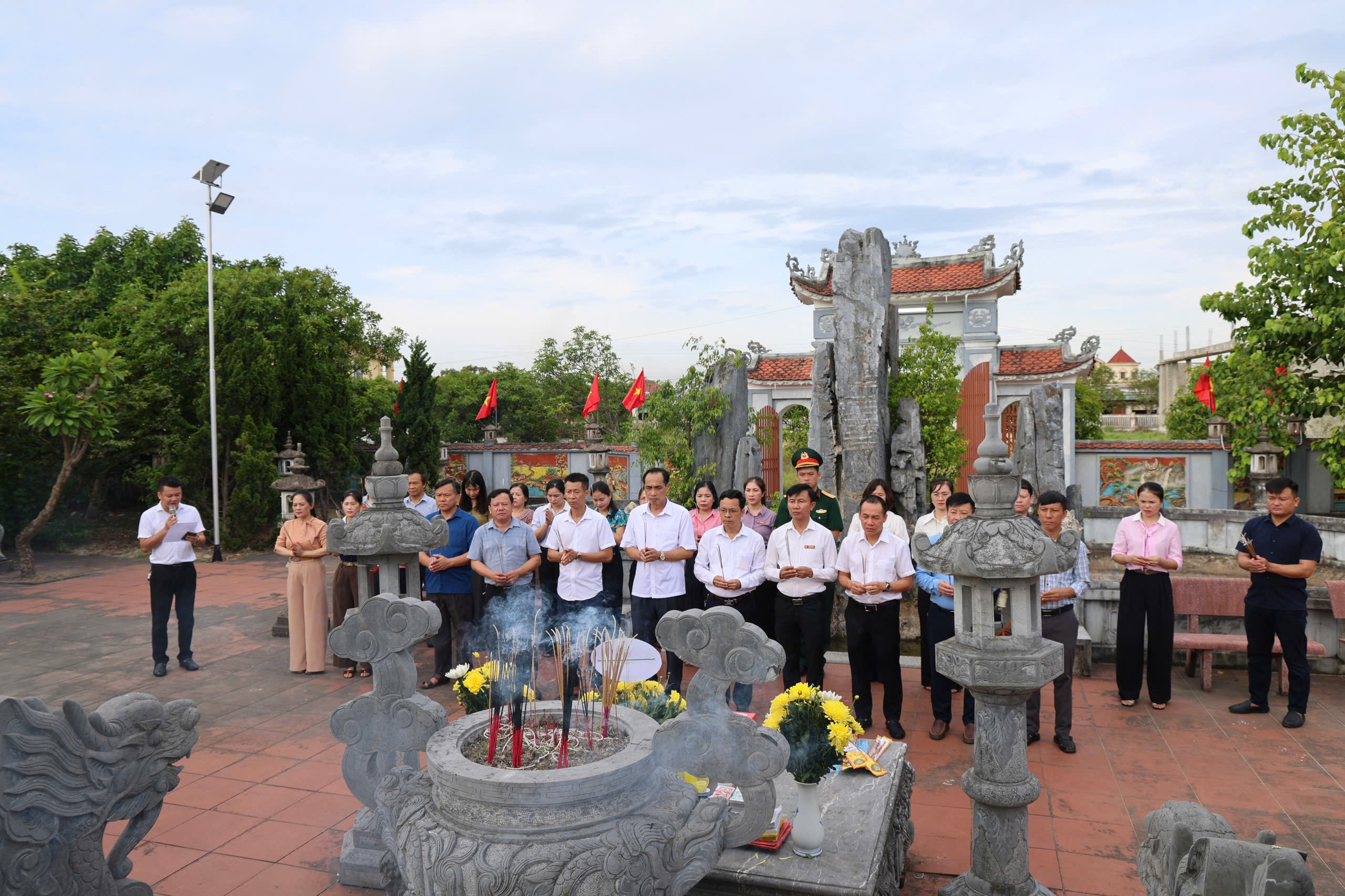 Xã Yên Hoà trang nghiêm dâng hương tưởng niệm các anh hùng liệt sĩ tại các đài tượng niệm xã 