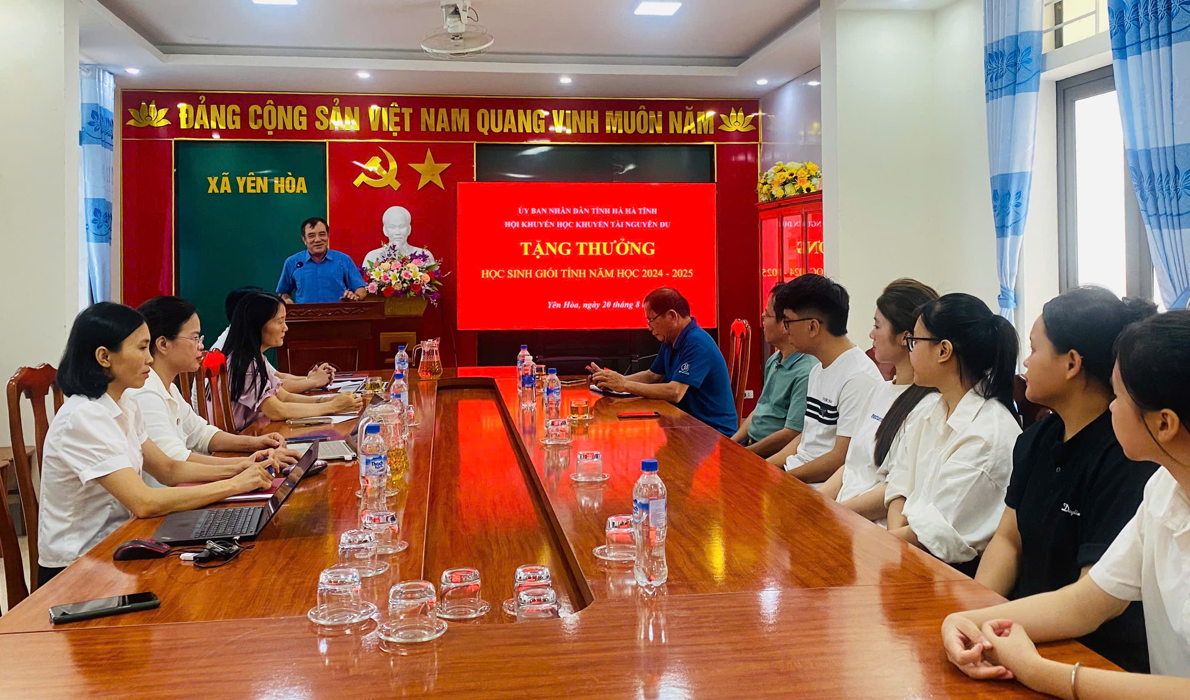 Trao quà cho học sinh giỏi từ Quỹ Khuyến học – khuyến tài Nguyễn Du