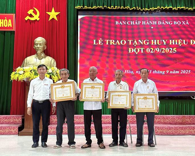 A group of men holding certificates
AI-generated content may be incorrect.