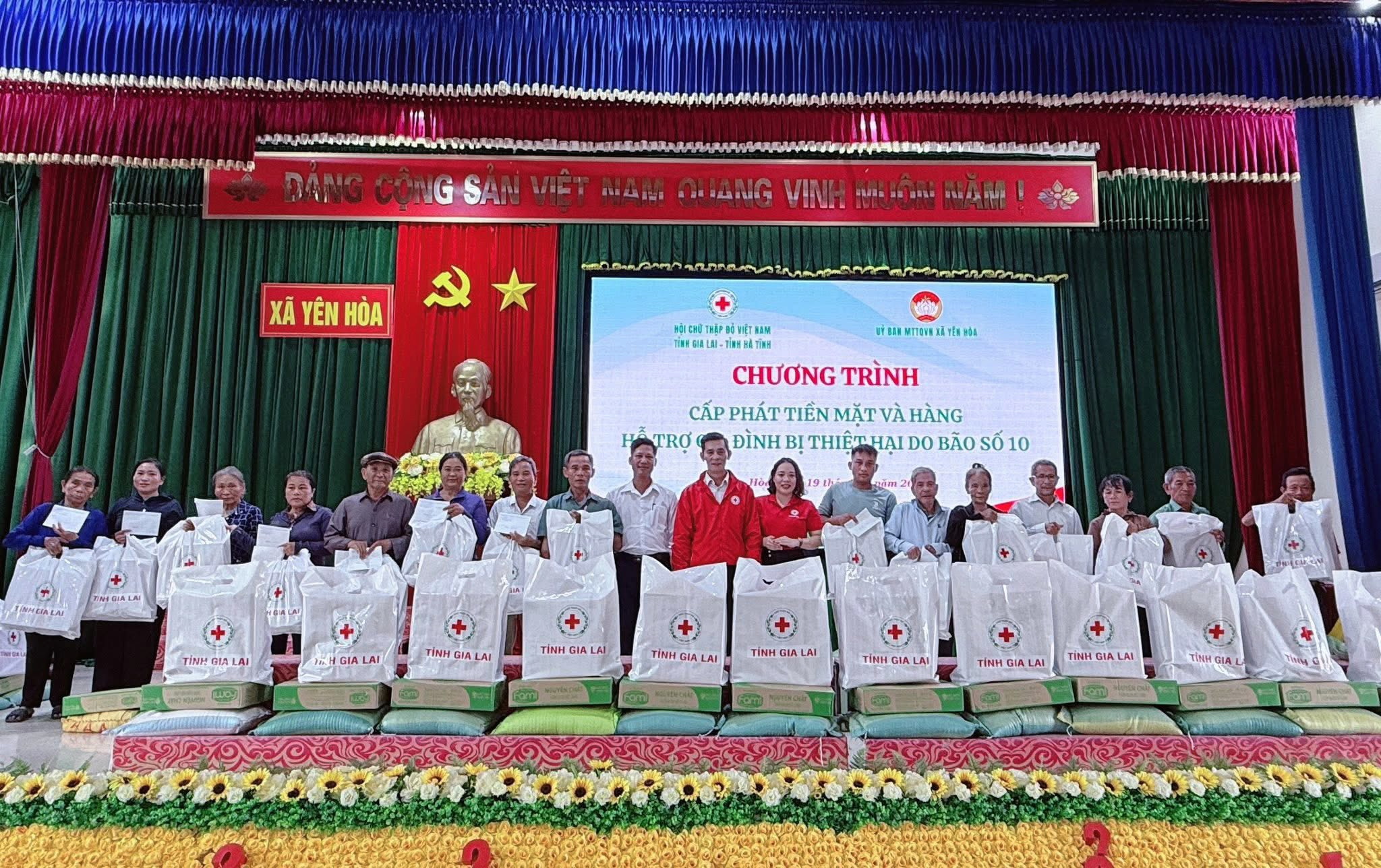Hội Chữ thập đỏ tỉnh Gia Lai hỗ trợ người dân xã Yên Hòa khắc phục hậu quả bão số 10