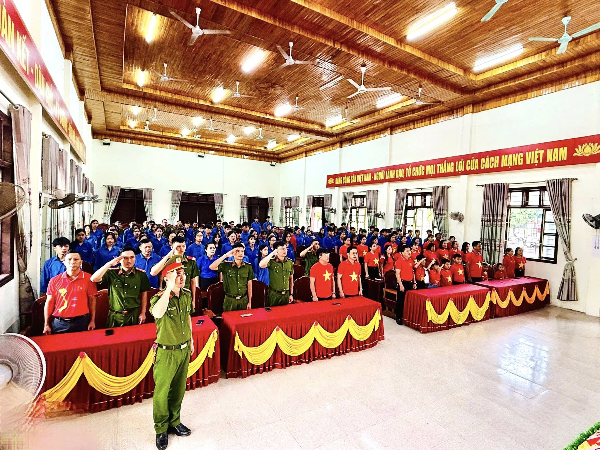 Xã Yên Hòa tổ chức Lễ chào cờ "Tôi yêu tổ quốc" và hưởng ứng chương trình “Cùng Việt Nam Tiến Bước” 