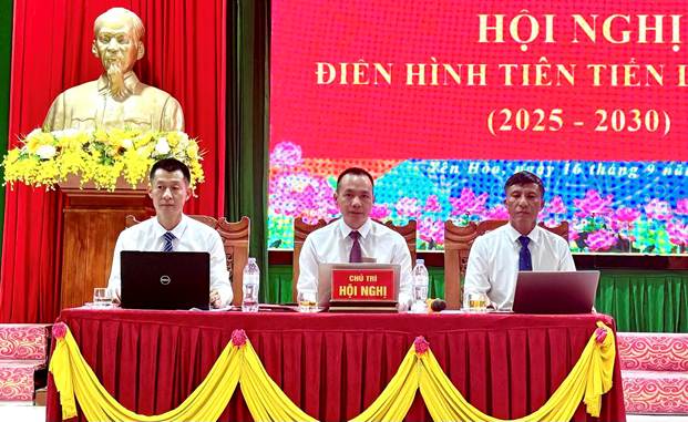 C&oacute; thể l&agrave; h&igrave;nh ảnh về 3 người v&agrave; văn bản cho biết 'UYBAN UY BAN NIAN DAN DANXAY 平平* HỘI NGHI ĐIỀN H&Igrave;NH TI&Ecirc;N TIN (2025 (2025-2030 2030) ้ CHỦ TR&Igrave; HỘINGH! HỘI NGHỊ'